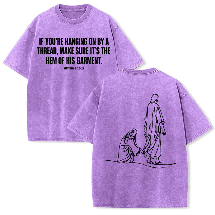Christianartworkshop Matthäus 9,20–22: Glaubenszitat, Vorderseite: Blutende Frau berührt Christus, Gewand, Strichzeichnung, Rückseite: Aufdruck, gewaschenes T-Shirt - Lila - 5XL - image 18