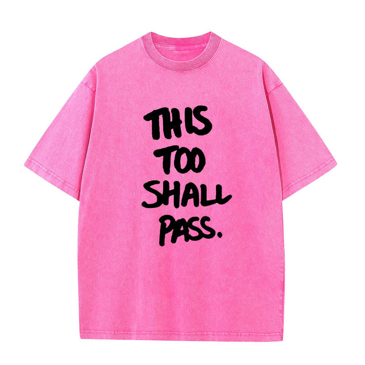 Christianartworkshop Vertikaler, handgeschriebener Motivationsspruch „Auch das wird vorübergehen“ auf gewaschenem T-Shirt mit Frontdruck - Rosa - 5XL - image 14