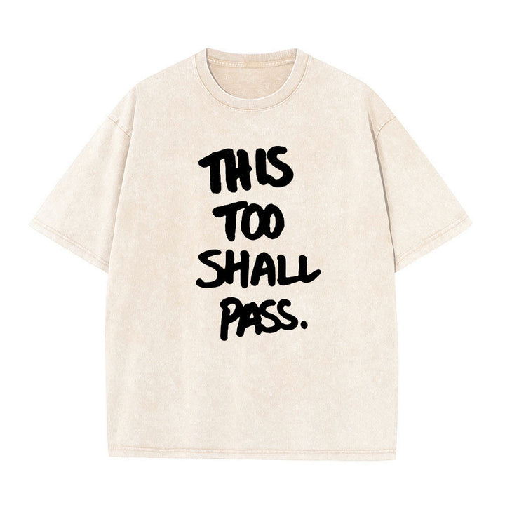 Christianartworkshop Vertikaler, handgeschriebener Motivationsspruch „Auch das wird vorübergehen“ auf gewaschenem T-Shirt mit Frontdruck - Beige - 5XL - image 2
