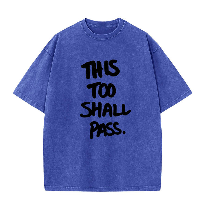 Christianartworkshop Vertikaler, handgeschriebener Motivationsspruch „Auch das wird vorübergehen“ auf gewaschenem T-Shirt mit Frontdruck - Blau - 5XL - image 8