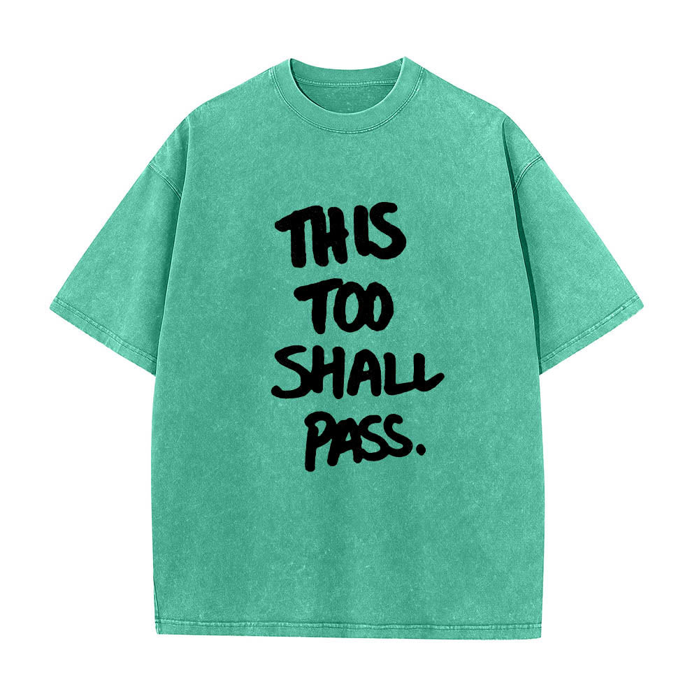 Christianartworkshop Vertikaler, handgeschriebener Motivationsspruch „Auch das wird vorübergehen“ auf gewaschenem T-Shirt mit Frontdruck - Grün - 5XL - image 10