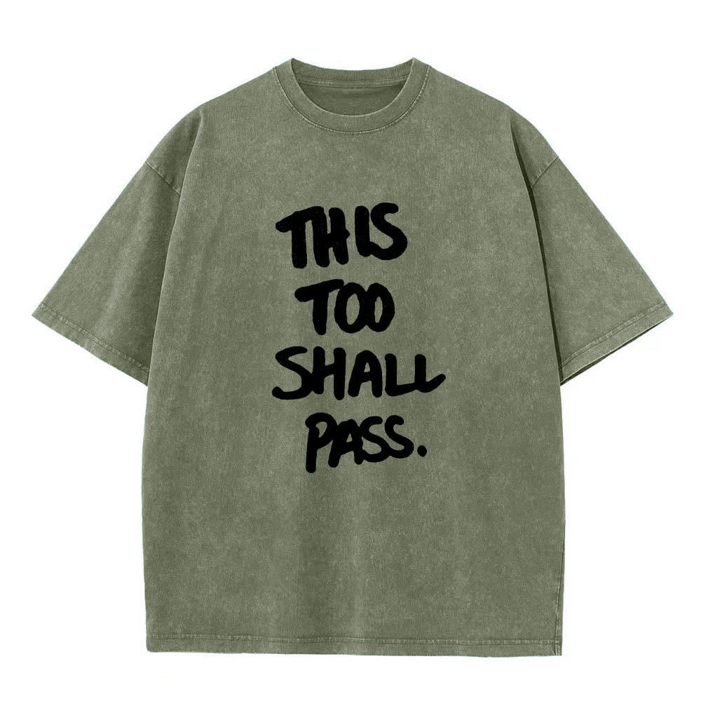Christianartworkshop Vertikaler, handgeschriebener Motivationsspruch „Auch das wird vorübergehen“ auf gewaschenem T-Shirt mit Frontdruck - Armeegrün - 5XL - image 16