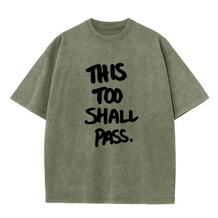 Christianartworkshop Vertikaler, handgeschriebener Motivationsspruch „Auch das wird vorübergehen“ auf gewaschenem T-Shirt mit Frontdruck - Armeegrün - 5XL - image 16