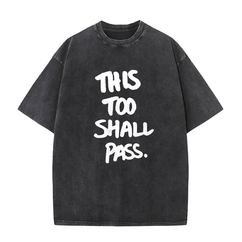 Christianartworkshop Vertikaler, handgeschriebener Motivationsspruch „Auch das wird vorübergehen“ auf gewaschenem T-Shirt mit Frontdruck - Schwarz - 5XL - image 0