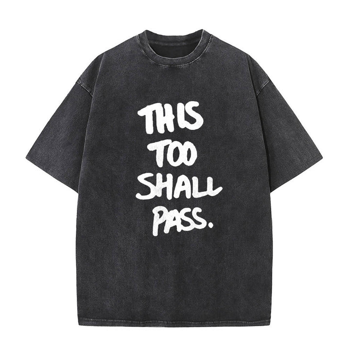 Christianartworkshop Vertikaler, handgeschriebener Motivationsspruch „Auch das wird vorübergehen“ auf gewaschenem T-Shirt mit Frontdruck - Schwarz - 5XL - image 0