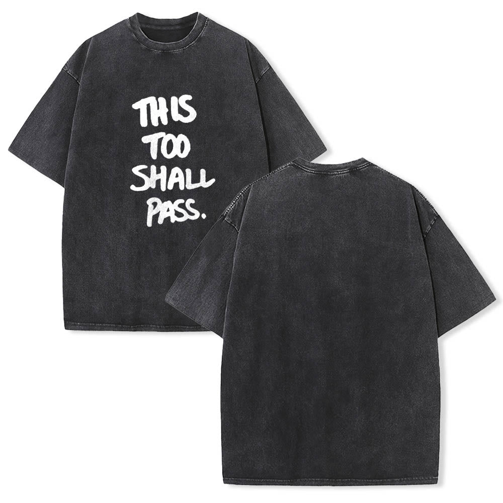 Christianartworkshop Vertikaler, handgeschriebener Motivationsspruch „Auch das wird vorübergehen“ auf gewaschenem T-Shirt mit Frontdruck - image 1