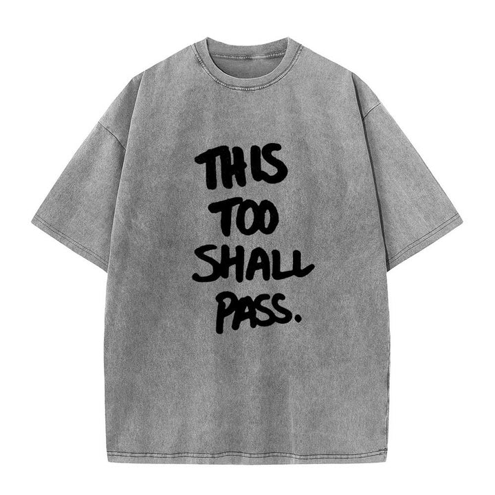 Christianartworkshop Vertikaler, handgeschriebener Motivationsspruch „Auch das wird vorübergehen“ auf gewaschenem T-Shirt mit Frontdruck - Grau - 5XL - image 6