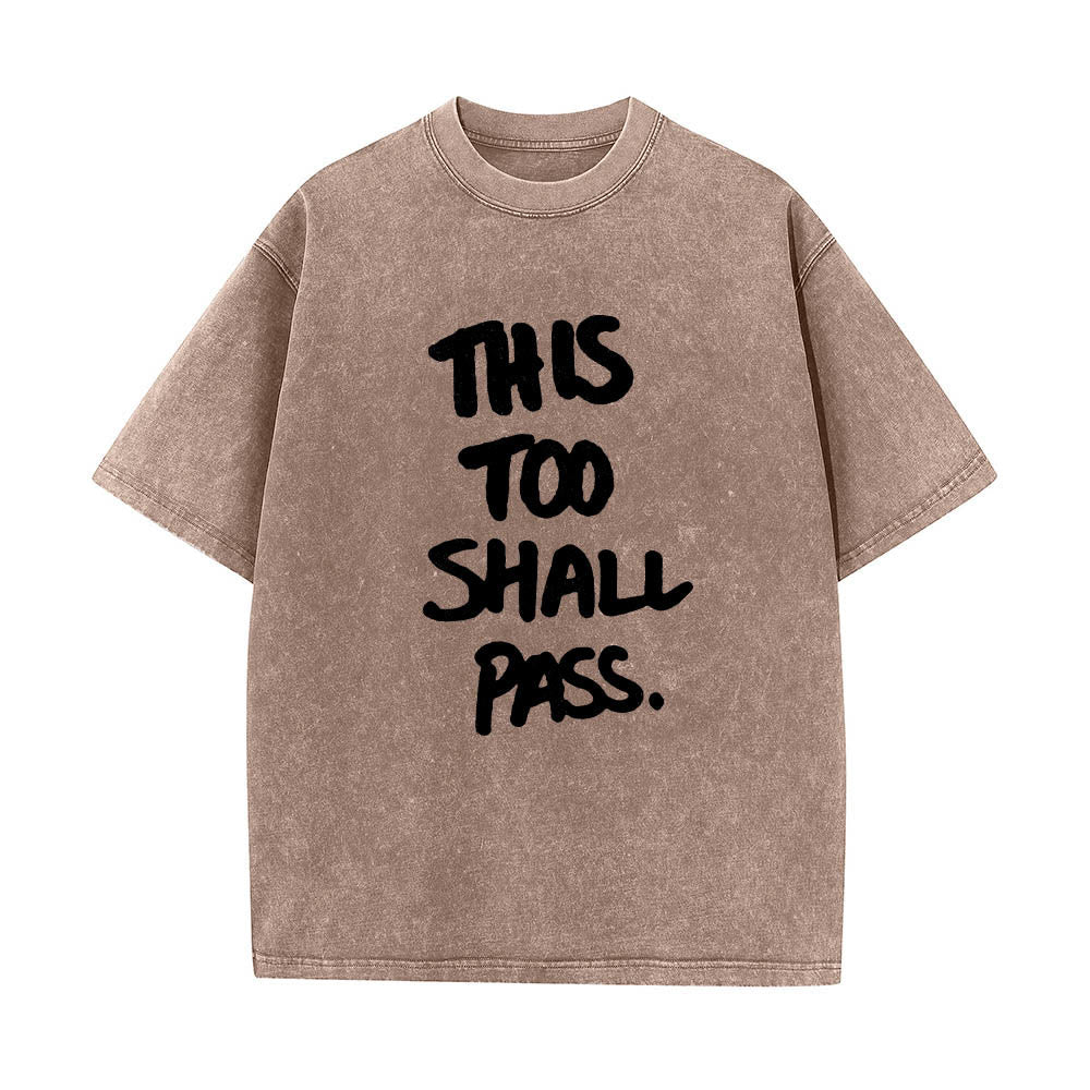 Christianartworkshop Vertikaler, handgeschriebener Motivationsspruch „Auch das wird vorübergehen“ auf gewaschenem T-Shirt mit Frontdruck - Braun - 5XL - image 4