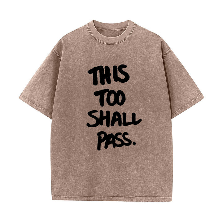 Christianartworkshop Vertikaler, handgeschriebener Motivationsspruch „Auch das wird vorübergehen“ auf gewaschenem T-Shirt mit Frontdruck - Braun - 5XL - image 4