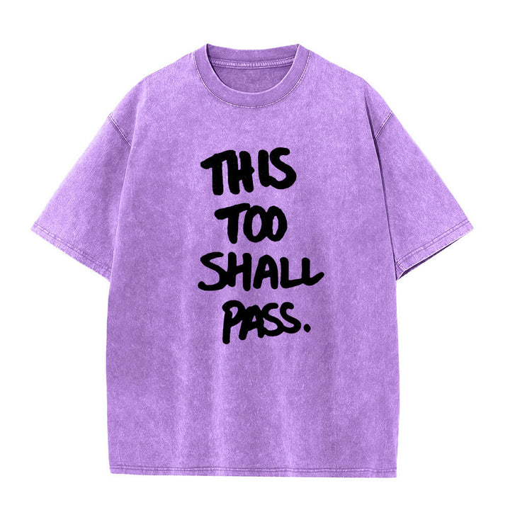 Christianartworkshop Vertikaler, handgeschriebener Motivationsspruch „Auch das wird vorübergehen“ auf gewaschenem T-Shirt mit Frontdruck - Lila - 5XL - image 12