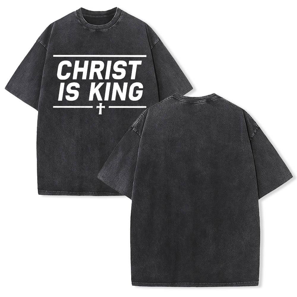 Christianartworkshop Doppelt horizontale Linien umrahmt, mit zentriertem Kreuz und Christus-ist-König-Motiv, auf der Vorderseite bedruckt, gewaschenes T-Shirt - image 1