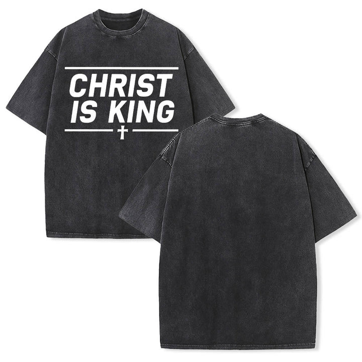 Christianartworkshop Doppelt horizontale Linien umrahmt, mit zentriertem Kreuz und Christus-ist-König-Motiv, auf der Vorderseite bedruckt, gewaschenes T-Shirt - image 1