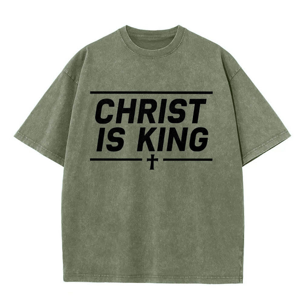Christianartworkshop Doppelt horizontale Linien umrahmt, mit zentriertem Kreuz und Christus-ist-König-Motiv, auf der Vorderseite bedruckt, gewaschenes T-Shirt - Armeegrün - 5XL - image 16