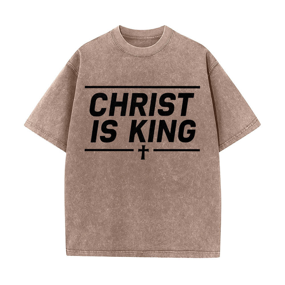 Christianartworkshop Doppelt horizontale Linien umrahmt, mit zentriertem Kreuz und Christus-ist-König-Motiv, auf der Vorderseite bedruckt, gewaschenes T-Shirt - Braun - 5XL - image 4
