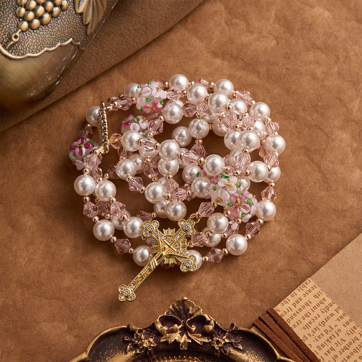 Christianartworkshop Rosenkranz aus cremefarbenem Perlenkristall mit floralem Muster und juwelenbesetztem goldenem Kruzifix: Symbol sanfter himmlischer Zärtlichkeit - image 3