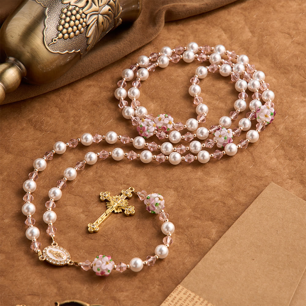 Christianartworkshop Rosenkranz aus cremefarbenem Perlenkristall mit floralem Muster und juwelenbesetztem goldenem Kruzifix: Symbol sanfter himmlischer Zärtlichkeit - Rosa Rosenkranz mit Blumen - image 0