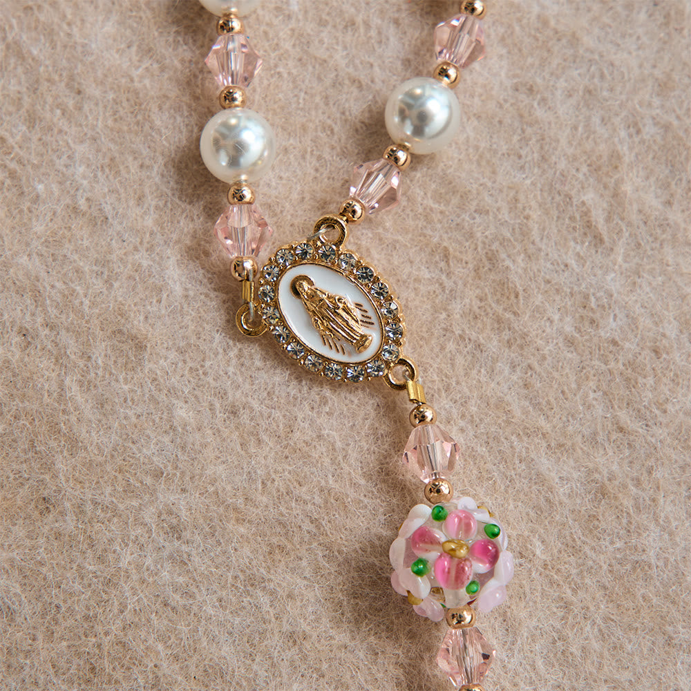 Christianartworkshop Rosenkranz aus cremefarbenem Perlenkristall mit floralem Muster und juwelenbesetztem goldenem Kruzifix: Symbol sanfter himmlischer Zärtlichkeit - image 6