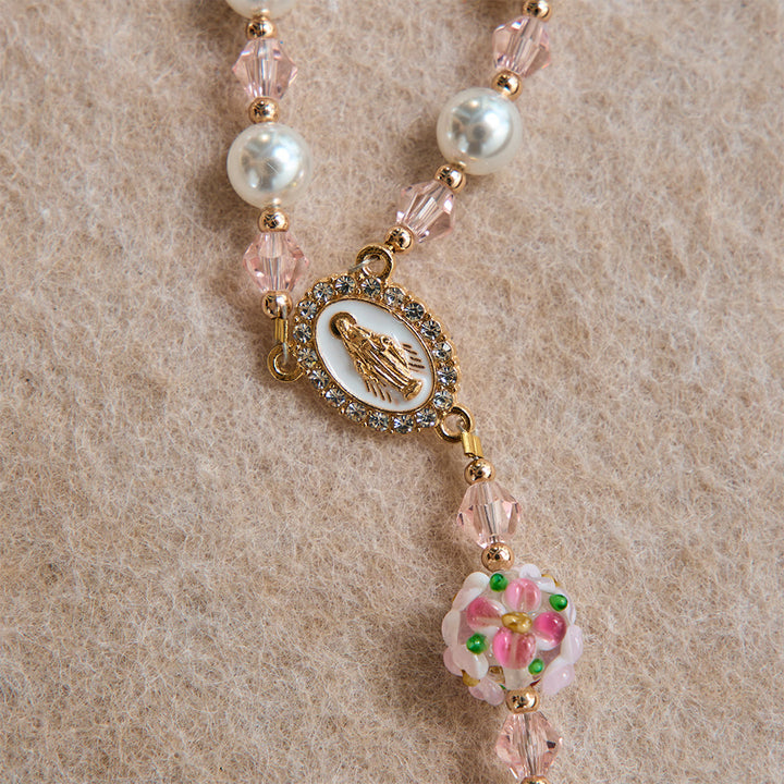 Christianartworkshop Rosenkranz aus cremefarbenem Perlenkristall mit floralem Muster und juwelenbesetztem goldenem Kruzifix: Symbol sanfter himmlischer Zärtlichkeit - image 6