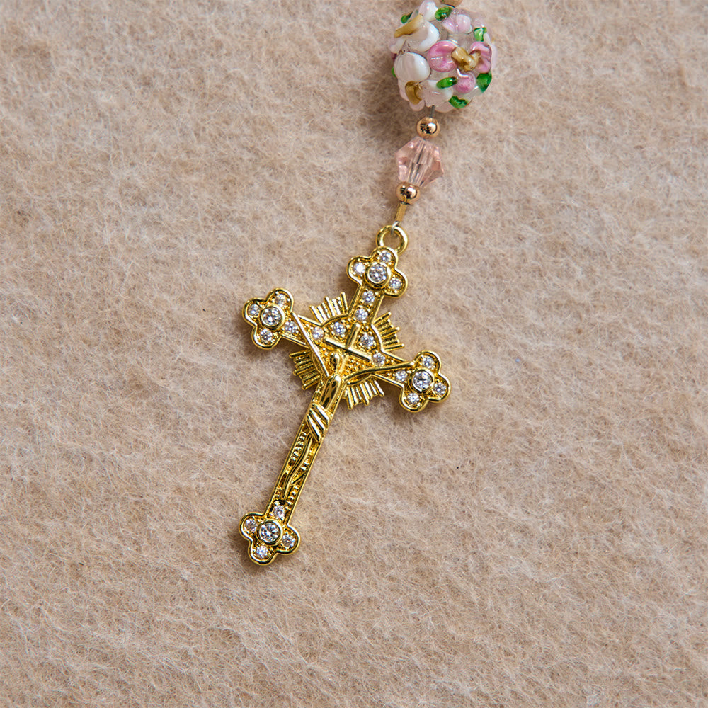 Christianartworkshop Rosenkranz aus cremefarbenem Perlenkristall mit floralem Muster und juwelenbesetztem goldenem Kruzifix: Symbol sanfter himmlischer Zärtlichkeit - image 7