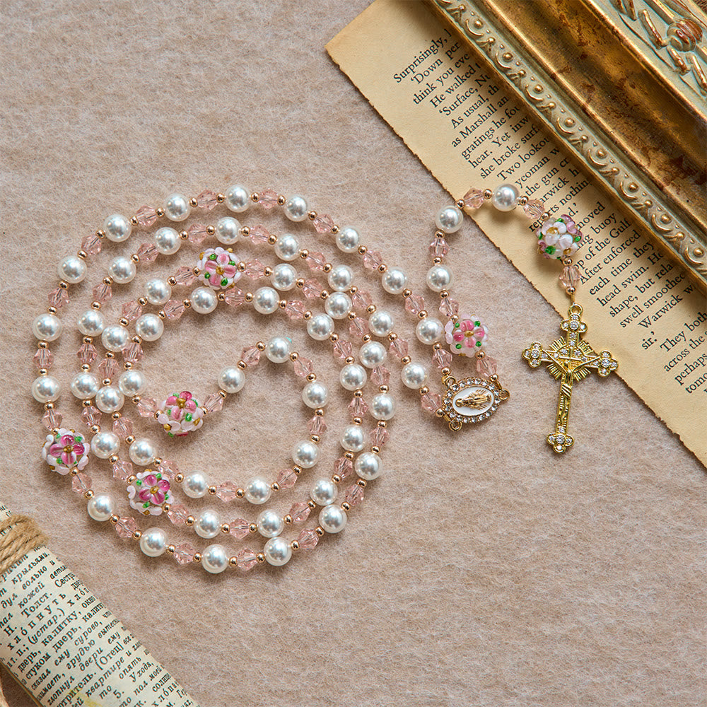 Christianartworkshop Rosenkranz aus cremefarbenem Perlenkristall mit floralem Muster und juwelenbesetztem goldenem Kruzifix: Symbol sanfter himmlischer Zärtlichkeit - image 2