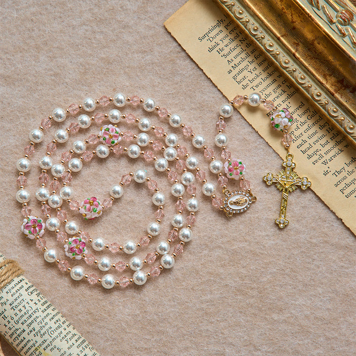 Christianartworkshop Rosenkranz aus cremefarbenem Perlenkristall mit floralem Muster und juwelenbesetztem goldenem Kruzifix: Symbol sanfter himmlischer Zärtlichkeit - image 2