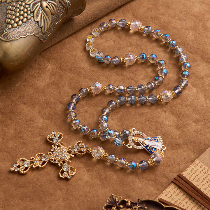 Christianartworkshop Rosenkranz aus schimmernden blauen Perlen mit der Muttergottes von Aparecida und Strasskreuz: Personalisierte Namensperlen als Erinnerungsstück für die Kapelle - image 5