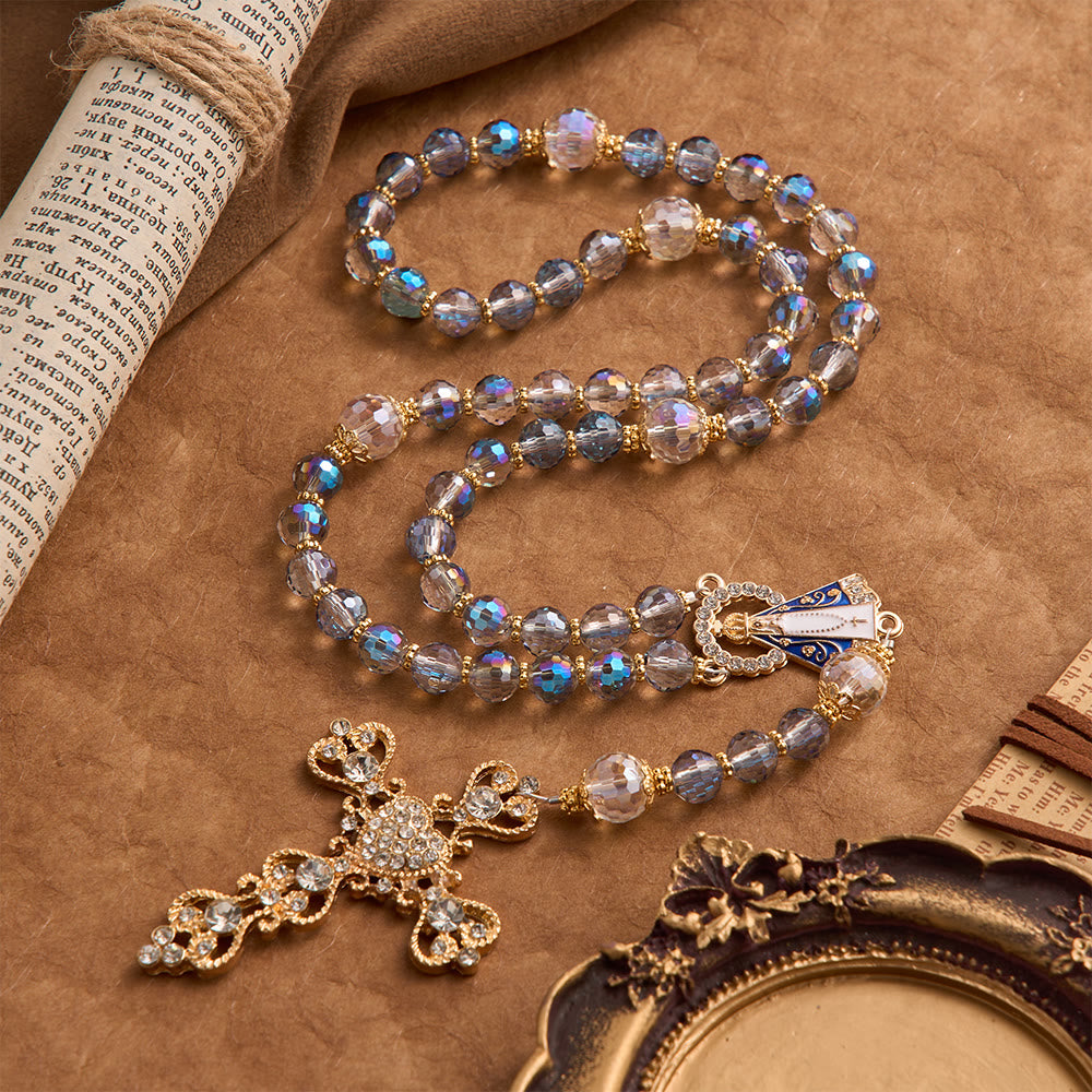 Christianartworkshop Rosenkranz aus schimmernden blauen Perlen mit der Muttergottes von Aparecida und Strasskreuz: Personalisierte Namensperlen als Erinnerungsstück für die Kapelle - image 4