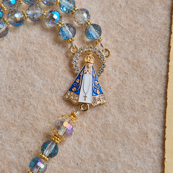 Christianartworkshop Rosenkranz aus schimmernden blauen Perlen mit der Muttergottes von Aparecida und Strasskreuz: Personalisierte Namensperlen als Erinnerungsstück für die Kapelle - image 9