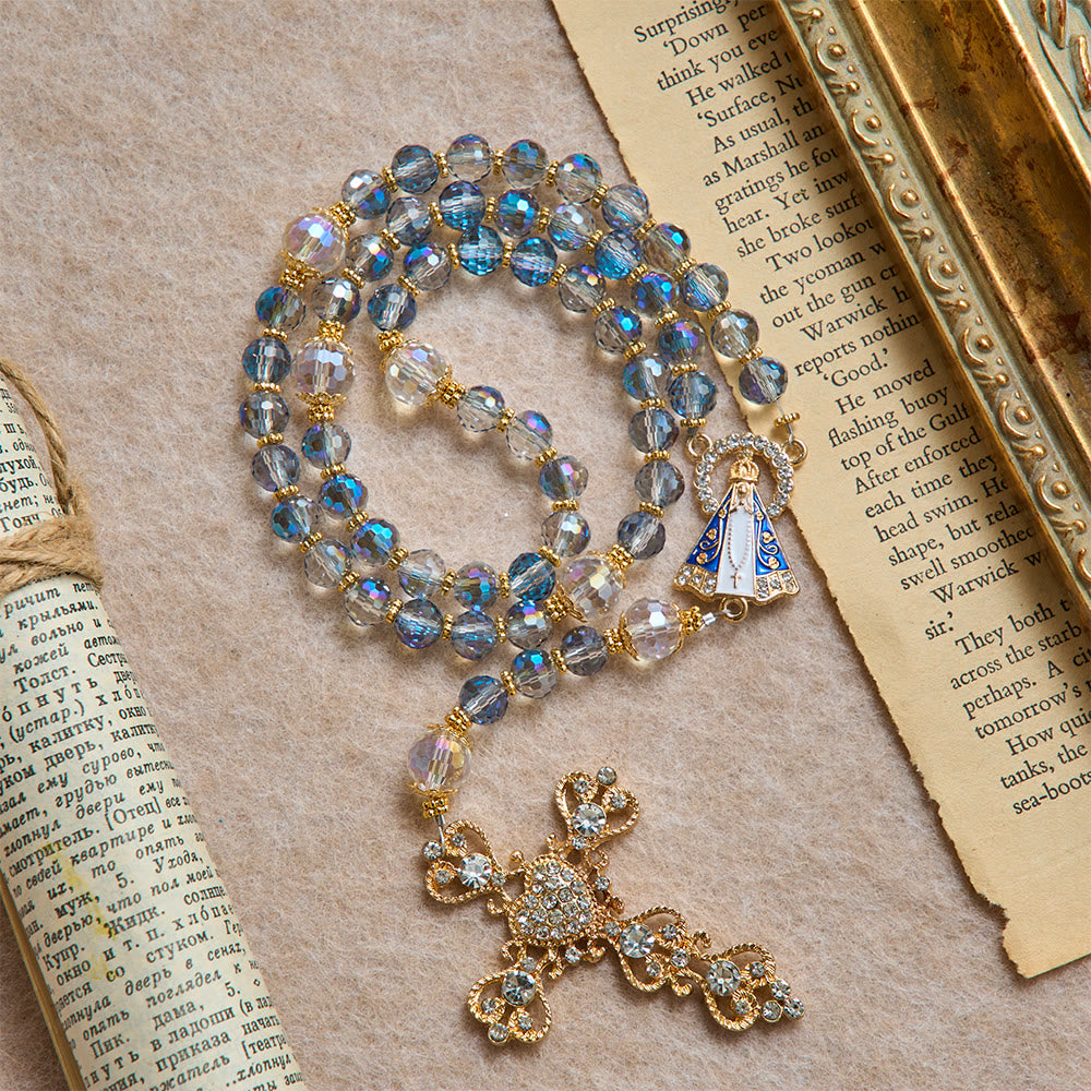 Christianartworkshop Rosenkranz aus schimmernden blauen Perlen mit der Muttergottes von Aparecida und Strasskreuz: Personalisierte Namensperlen als Erinnerungsstück für die Kapelle - Regulär - image 0