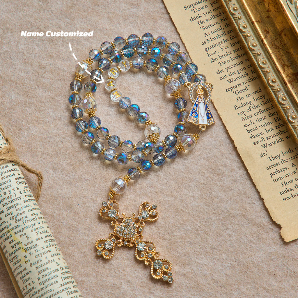 Christianartworkshop Rosenkranz aus schimmernden blauen Perlen mit der Muttergottes von Aparecida und Strasskreuz: Personalisierte Namensperlen als Erinnerungsstück für die Kapelle - Name individuell gestalten (alles in Großbuchstaben) - image 2