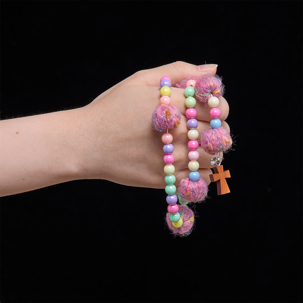 Christianartworkshop Rosenkranz für Kinder aus flauschigen Pompon-Macarons mit Holzkreuz: Symbol himmlischer Güte - image 1