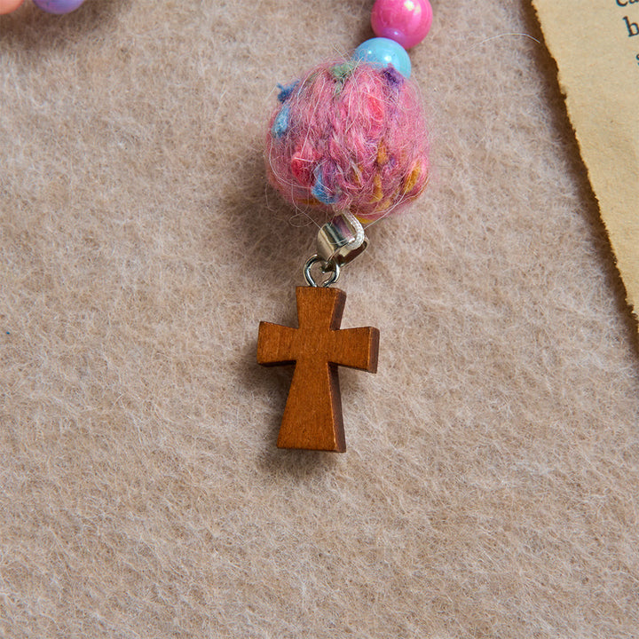 Christianartworkshop Rosenkranz für Kinder aus flauschigen Pompon-Macarons mit Holzkreuz: Symbol himmlischer Güte - image 6
