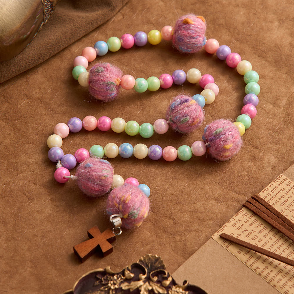 Christianartworkshop Rosenkranz für Kinder aus flauschigen Pompon-Macarons mit Holzkreuz: Symbol himmlischer Güte - image 2