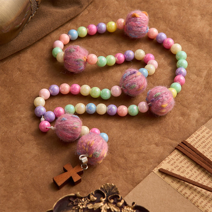 Christianartworkshop Rosenkranz für Kinder aus flauschigen Pompon-Macarons mit Holzkreuz: Symbol himmlischer Güte - image 2
