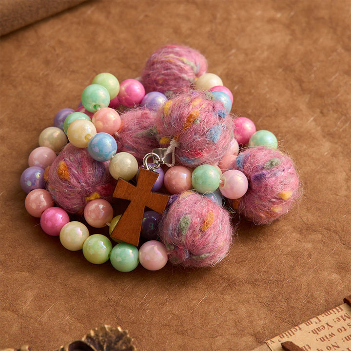 Christianartworkshop Rosenkranz für Kinder aus flauschigen Pompon-Macarons mit Holzkreuz: Symbol himmlischer Güte - image 3