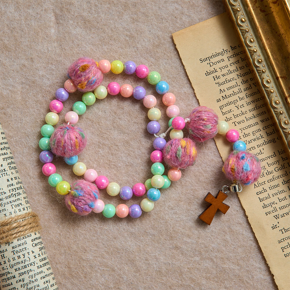 Christianartworkshop Rosenkranz für Kinder aus flauschigen Pompon-Macarons mit Holzkreuz: Symbol himmlischer Güte - image 4