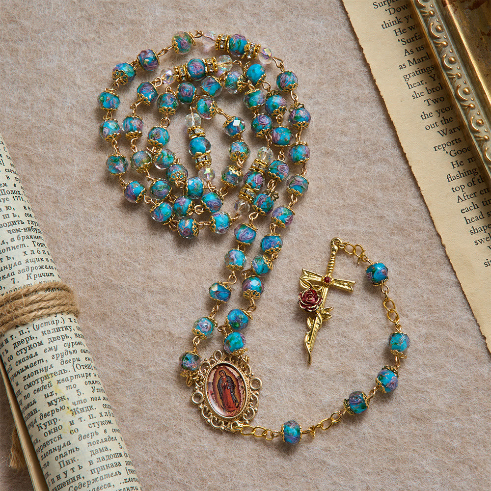 Christianartworkshop Rosenkranz aus blauem Glas mit floralem Muster, vergoldetem Kruzifix mit Rosenmotiv und Medaillon Unserer Lieben Frau von Guadalupe - image 5