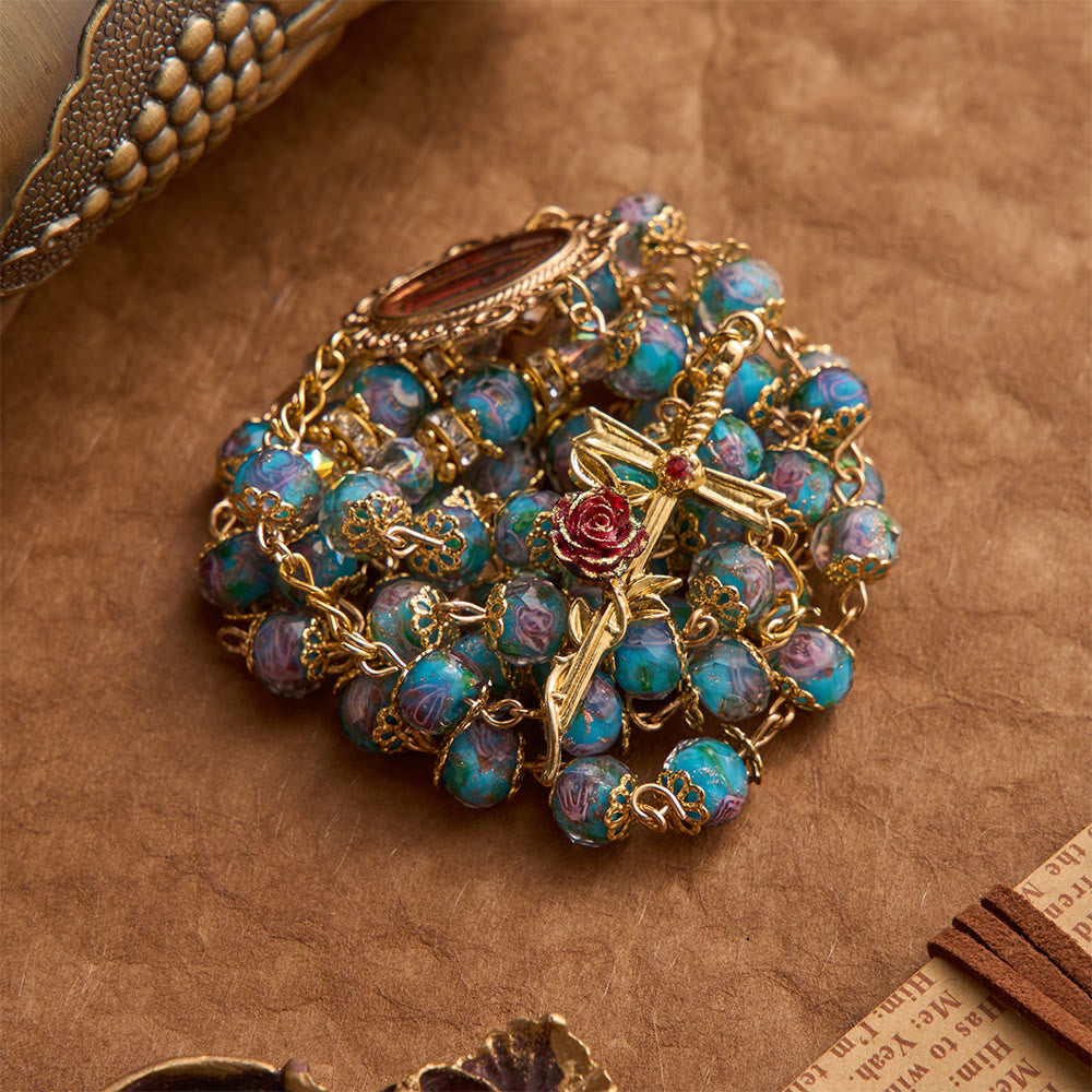Christianartworkshop Rosenkranz aus blauem Glas mit floralem Muster, vergoldetem Kruzifix mit Rosenmotiv und Medaillon Unserer Lieben Frau von Guadalupe - Rosenkranz mit blauen Blumen - image 0