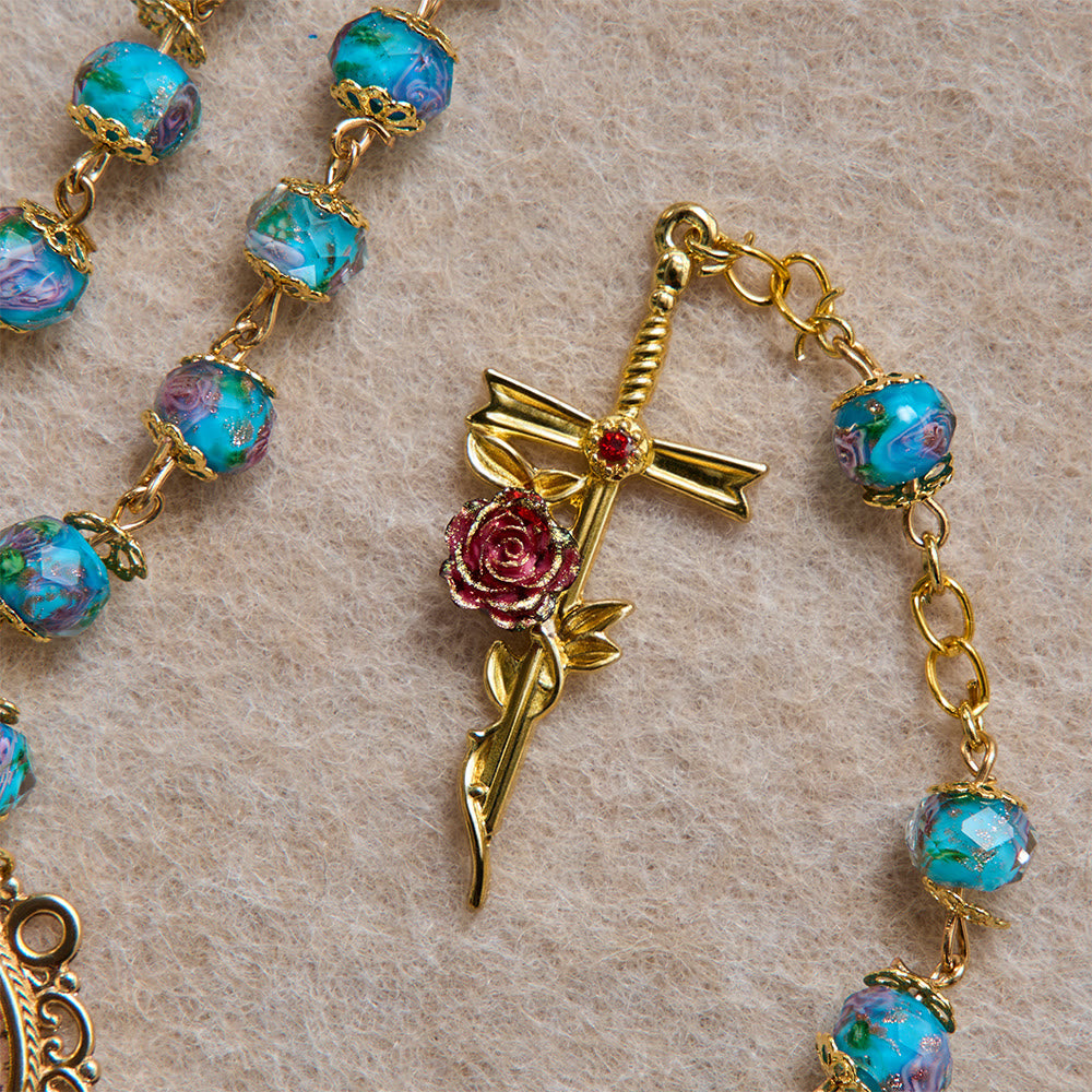 Christianartworkshop Rosenkranz aus blauem Glas mit floralem Muster, vergoldetem Kruzifix mit Rosenmotiv und Medaillon Unserer Lieben Frau von Guadalupe - image 8
