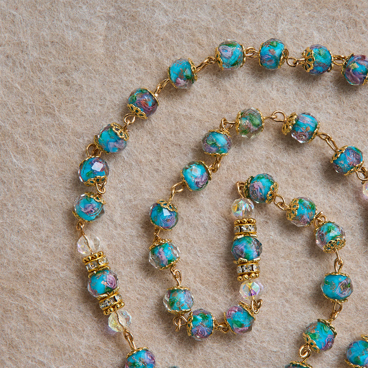 Christianartworkshop Rosenkranz aus blauem Glas mit floralem Muster, vergoldetem Kruzifix mit Rosenmotiv und Medaillon Unserer Lieben Frau von Guadalupe - image 6