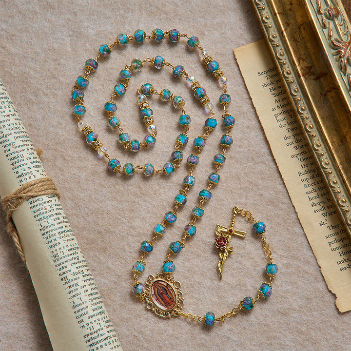 Christianartworkshop Rosenkranz aus blauem Glas mit floralem Muster, vergoldetem Kruzifix mit Rosenmotiv und Medaillon Unserer Lieben Frau von Guadalupe - image 4