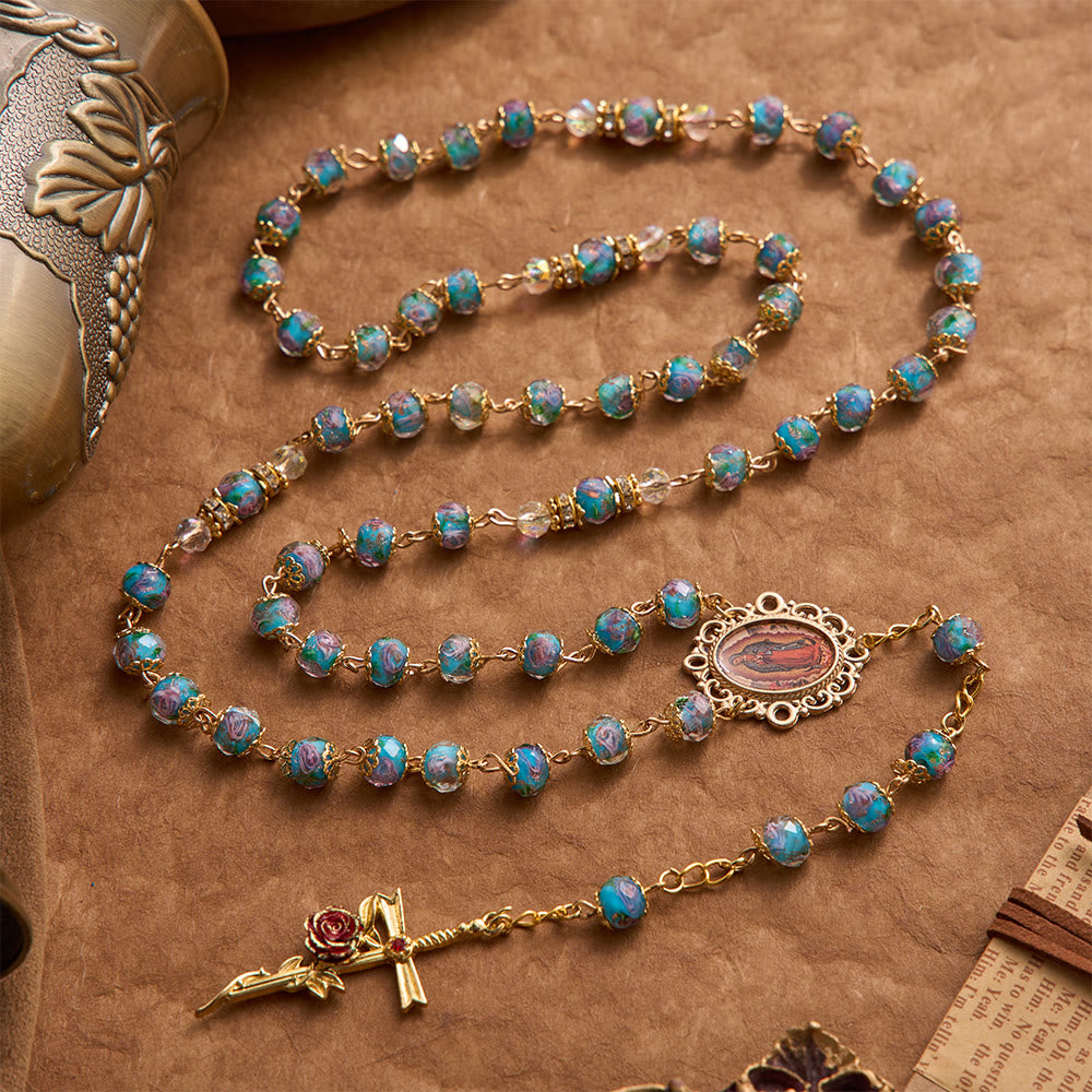 Christianartworkshop Rosenkranz aus blauem Glas mit floralem Muster, vergoldetem Kruzifix mit Rosenmotiv und Medaillon Unserer Lieben Frau von Guadalupe - image 3