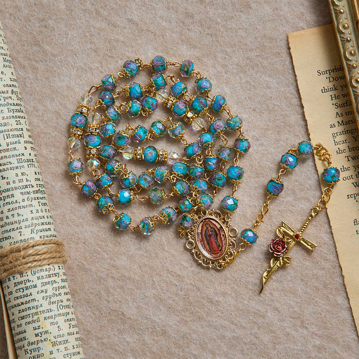 Christianartworkshop Rosenkranz aus blauem Glas mit floralem Muster, vergoldetem Kruzifix mit Rosenmotiv und Medaillon Unserer Lieben Frau von Guadalupe - image 2