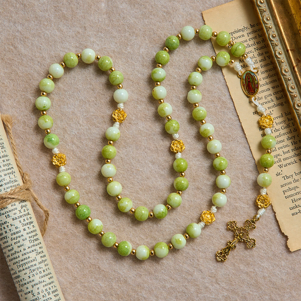 Christianartworkshop Rosenkranz aus frischem Lotus-Zwischenstück in Jade-Optik mit kunstvoll geschnitztem Kruzifix: Symbol reiner himmlischer Gelassenheit - image 4