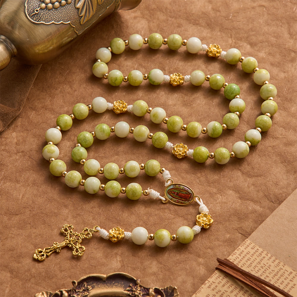 Christianartworkshop Rosenkranz aus frischem Lotus-Zwischenstück in Jade-Optik mit kunstvoll geschnitztem Kruzifix: Symbol reiner himmlischer Gelassenheit - image 3