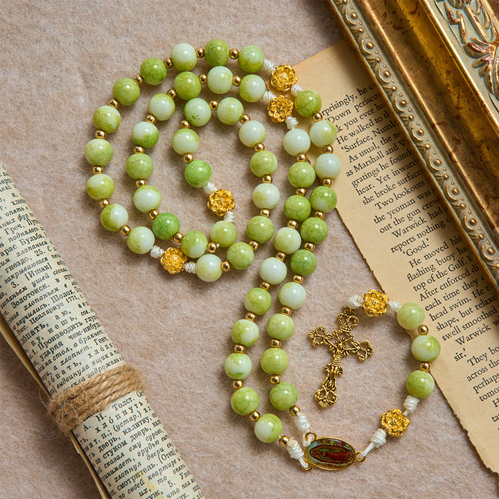 Christianartworkshop Rosenkranz aus frischem Lotus-Zwischenstück in Jade-Optik mit kunstvoll geschnitztem Kruzifix: Symbol reiner himmlischer Gelassenheit - Rosenkranz mit grünen Perlen (Lotus) - image 0