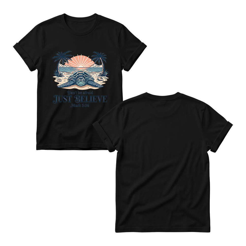Christianartworkshop Strand-Sonnenuntergang, Palme, Meeresschildkröte – Fürchte dich nicht, glaube einfach (Markus 5,36) – Damen-T-Shirt mit Rundhalsausschnitt - image 3
