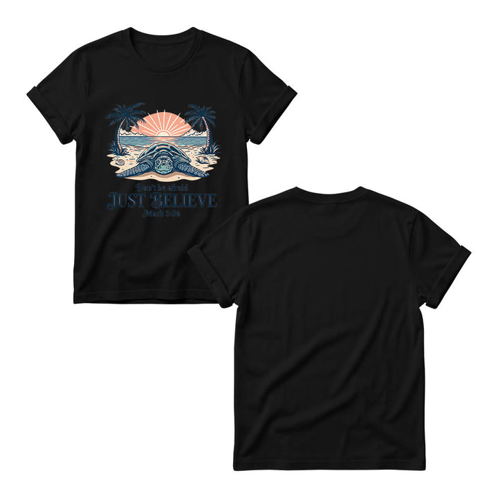 Christianartworkshop Strand-Sonnenuntergang, Palme, Meeresschildkröte – Fürchte dich nicht, glaube einfach (Markus 5,36) – Damen-T-Shirt mit Rundhalsausschnitt - image 3