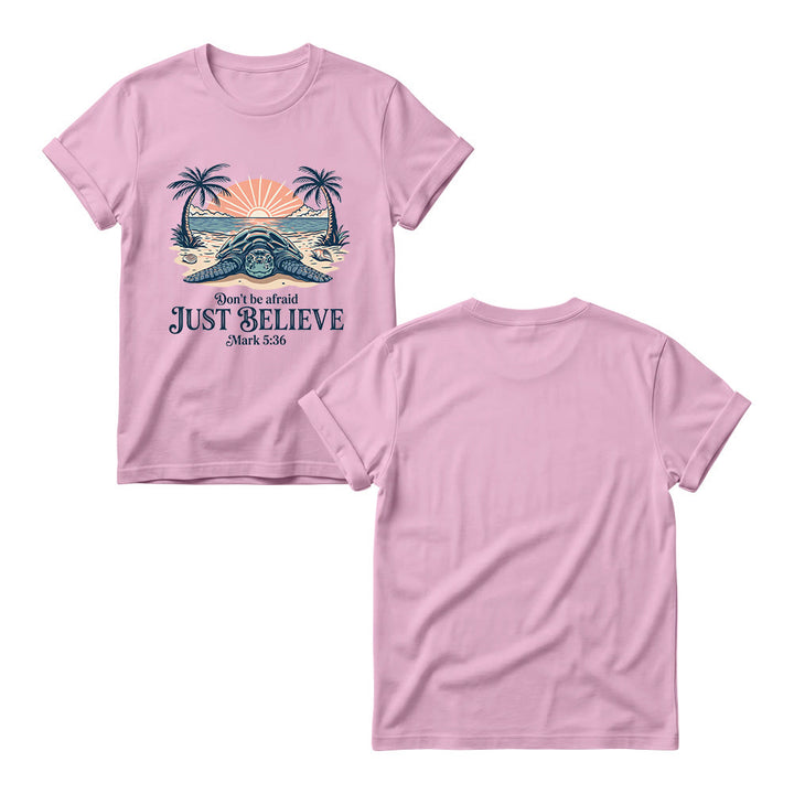 Christianartworkshop Strand-Sonnenuntergang, Palme, Meeresschildkröte – Fürchte dich nicht, glaube einfach (Markus 5,36) – Damen-T-Shirt mit Rundhalsausschnitt - image 5
