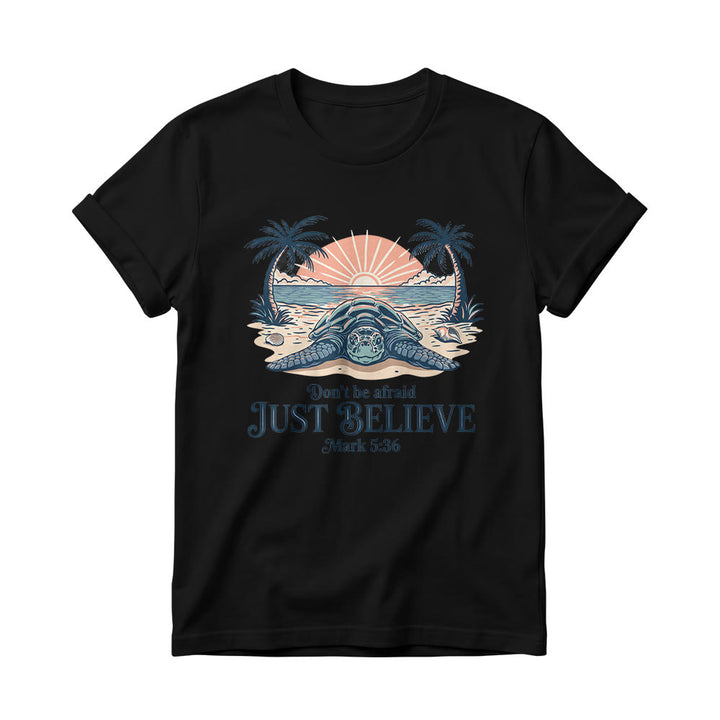 Christianartworkshop Strand-Sonnenuntergang, Palme, Meeresschildkröte – Fürchte dich nicht, glaube einfach (Markus 5,36) – Damen-T-Shirt mit Rundhalsausschnitt - Schwarz - 4XL - image 2
